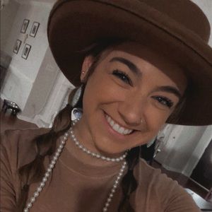 Meet your Posher, Brooke